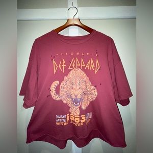 URBAN OUTFITTERS. Def Leppard Croptop Band-Tee.